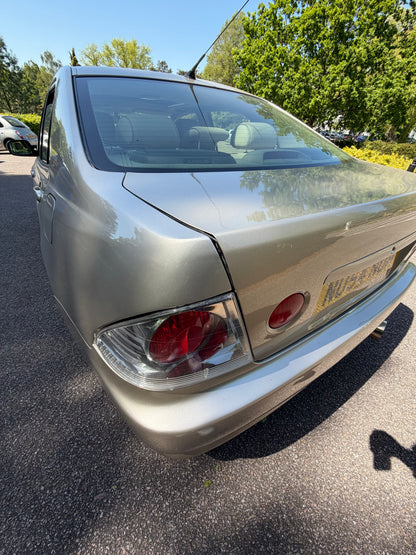 Lexus IS200